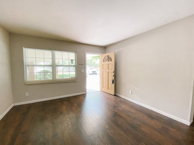 2206 E Bougainvillea Ave in Tampa, FL - Building Photo - Building Photo