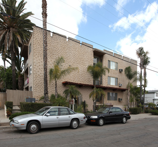 Pacific Pines Apartments in San Diego, CA - Foto de edificio - Building Photo