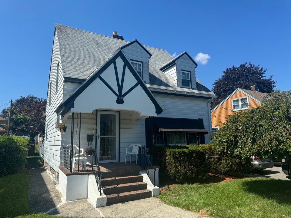 305 Harrington Way in Worcester, MA - Building Photo