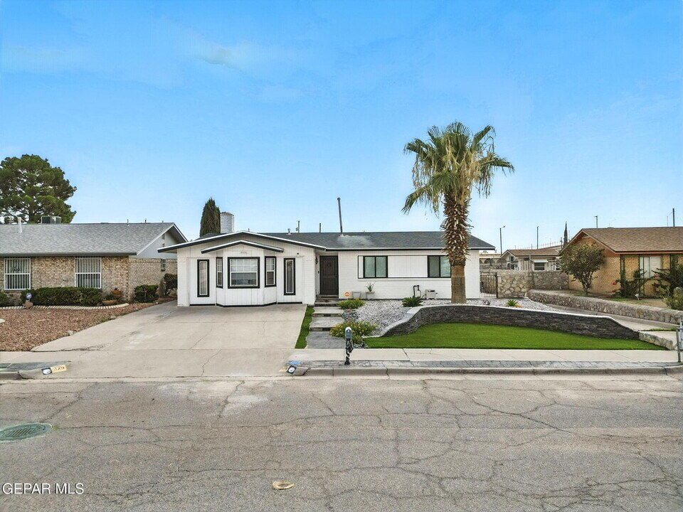 329 Sereno Dr in El Paso, TX - Foto de edificio