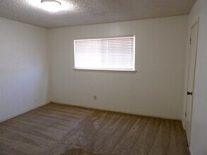 6405 NW Oak Ave in Lawton, OK - Foto de edificio - Building Photo