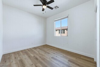 10260 Western Pine Ave in Las Vegas, NV - Building Photo - Building Photo