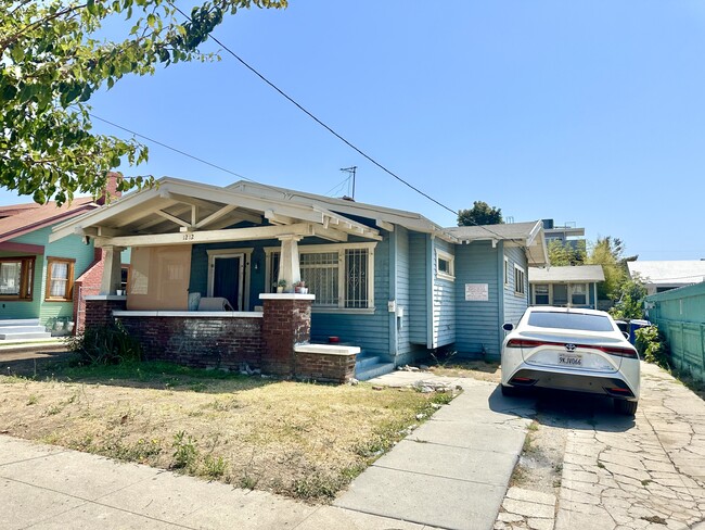 1210 N Mariposa Ave in Los Angeles, CA - Building Photo - Building Photo