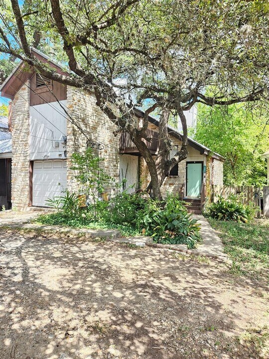 2502 Jones Rd in Austin, TX - Building Photo