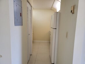 8200 SW 210th St, Unit 102 in Cutler Bay, FL - Foto de edificio - Building Photo