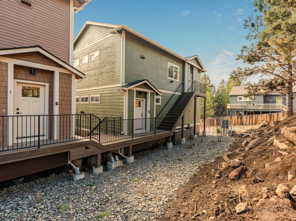 2078 NW Monterey Pines Dr in Bend, OR - Building Photo