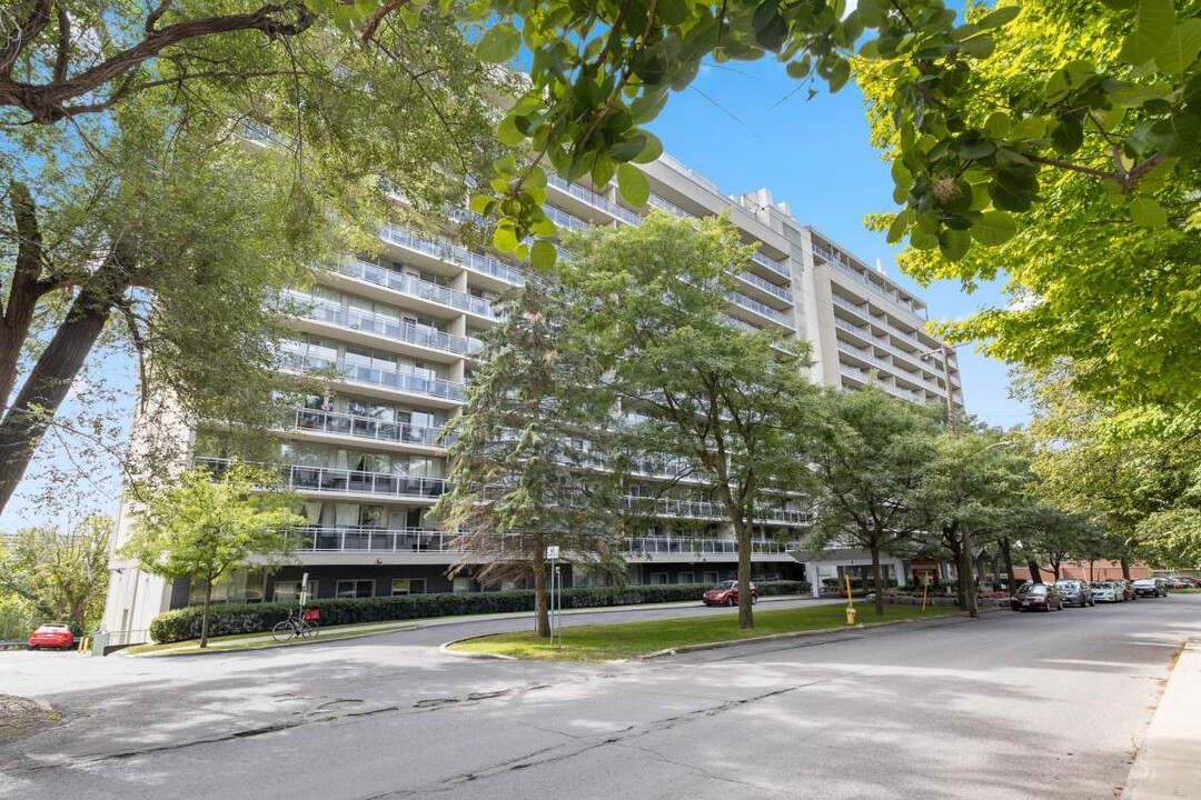 Champlain Towers in Ottawa, ON - Building Photo