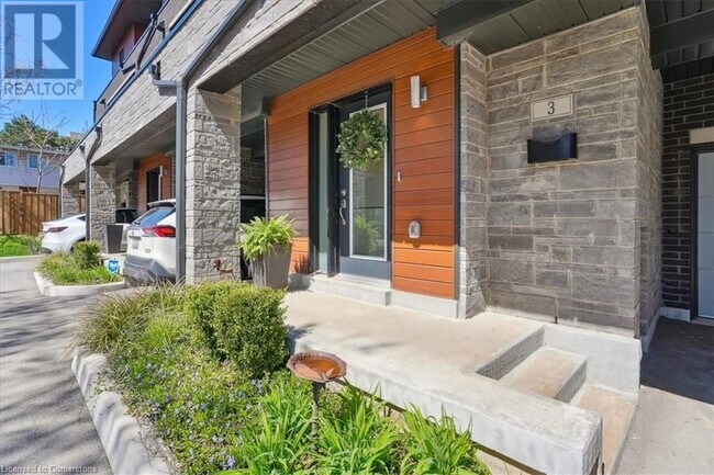 2071 Ghent Ave in Burlington, ON - Building Photo - Building Photo