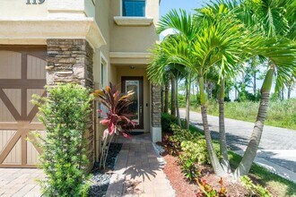 119 Crape Myrtle Ln in Wellington, FL - Building Photo - Building Photo