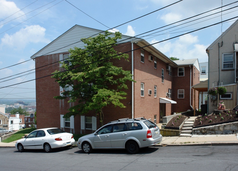 Parkside Apartments in Bridgeport, PA - Building Photo