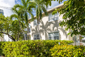 1610 Bay Rd in Miami Beach, FL - Building Photo - Building Photo