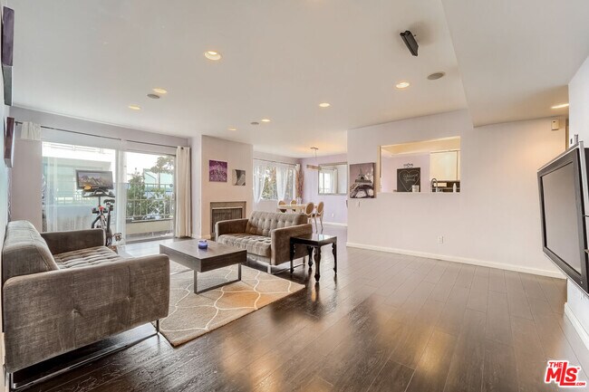 910 S Holt Ave in Los Angeles, CA - Building Photo - Building Photo