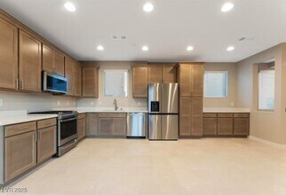 660 Clowder Spring Way in Las Vegas, NV - Building Photo - Building Photo