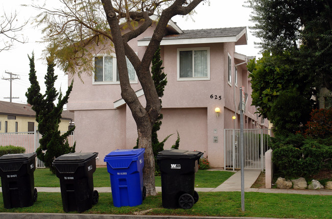 625 S Osage Ave in Inglewood, CA - Foto de edificio - Building Photo