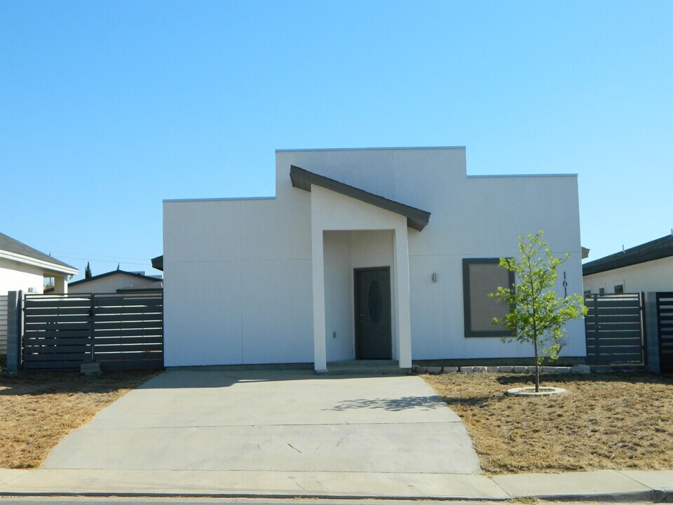 1615 Dra Eve Perez Lane in Laredo, TX - Building Photo