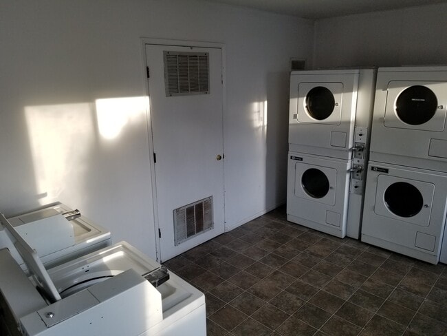 12 Columbia St in Cheney, WA - Foto de edificio - Building Photo