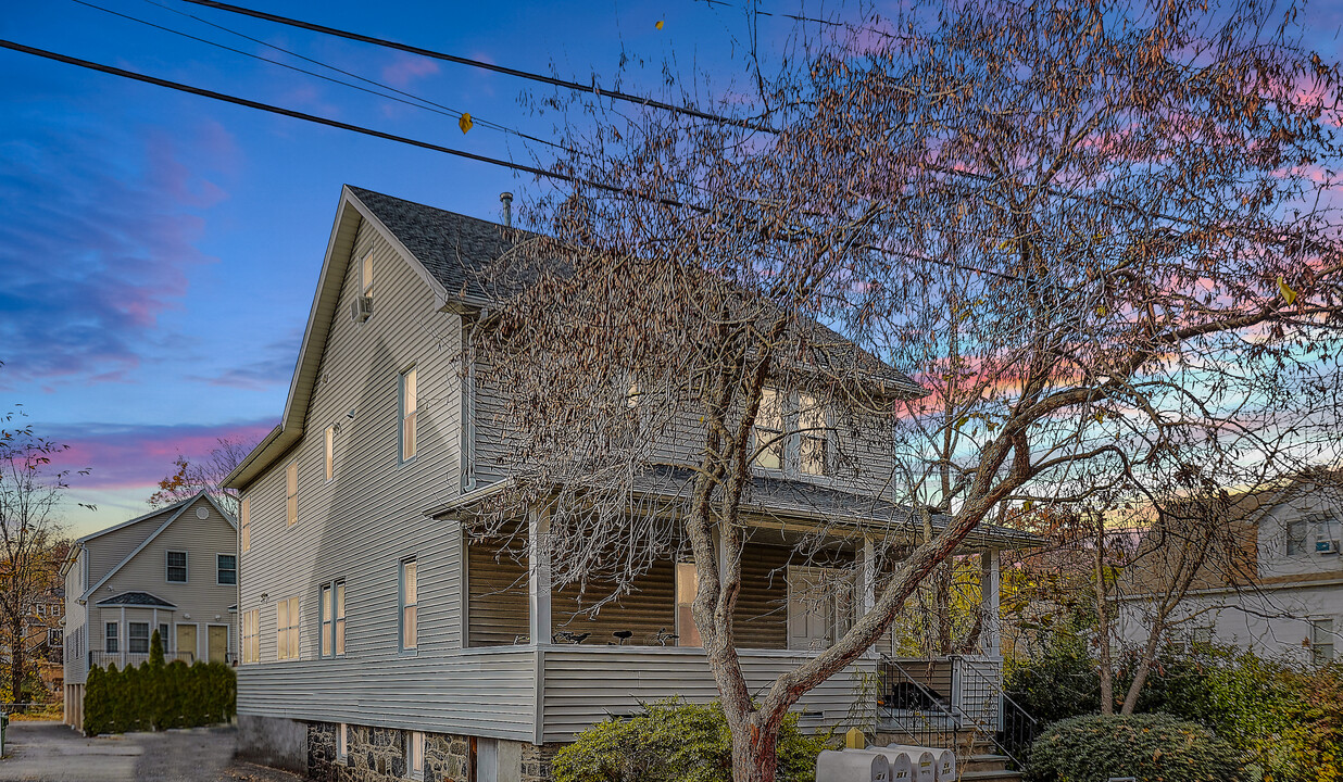 24 Hollow Wood Ln in Greenwich, CT - Building Photo