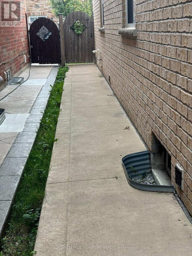 427 Comiskey Crescent in Mississauga, ON - Building Photo - Building Photo