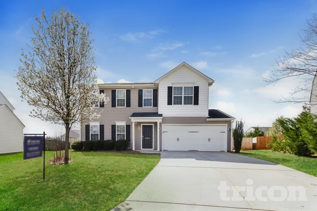 6602 Maderia Ct in Whitsett, NC - Building Photo