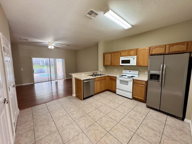 property at 1413 Retreat Cir