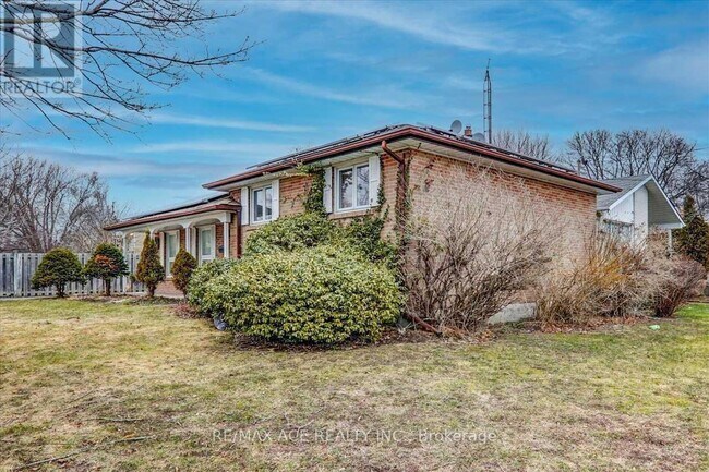 1 Wagner Dr in Toronto, ON - Building Photo - Building Photo
