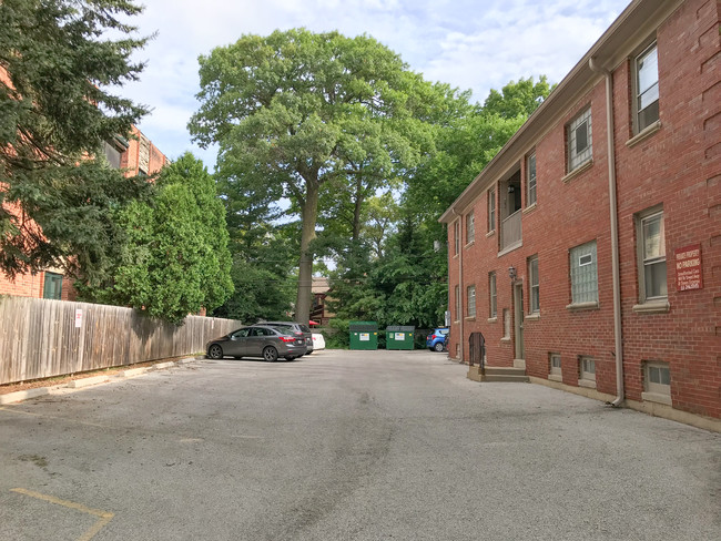 Henry Clay Court Apartments in Whitefish Bay, WI - Foto de edificio - Building Photo