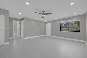 303 NW 7th St-Unit -B in Hallandale Beach, FL - Building Photo - Building Photo
