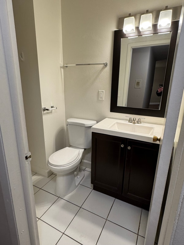 2260 N Summit Ave, Unit 206 in Milwaukee, WI - Building Photo - Building Photo