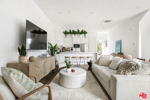 10907 Otsego St in Los Angeles, CA - Building Photo