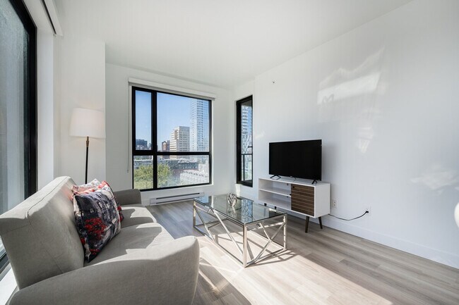 1463 Av. Argyle