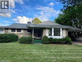 173 Washington Ave in Waterloo, ON - Building Photo