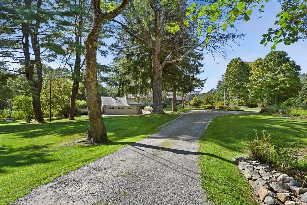 106 Old Stone Hill Rd in Pound Ridge, NY - Foto de edificio