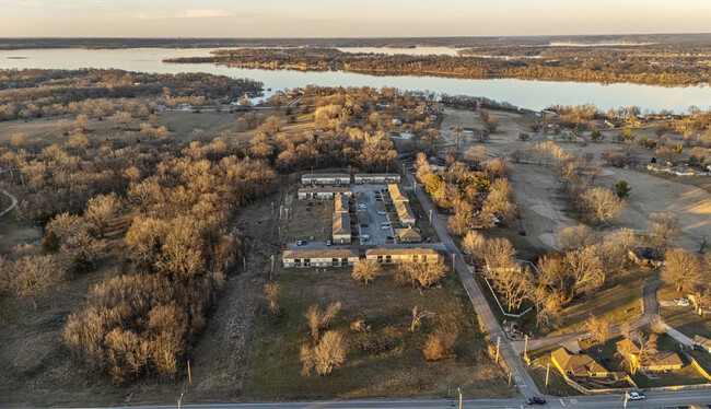 Baycrest Apartments in Grove, OK - Building Photo - Building Photo