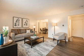 Blue Spruce Apartments in Lansing, MI - Foto de edificio - Building Photo