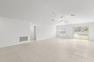 4045 Capri Coast Dr in Plant City, FL - Building Photo - Building Photo