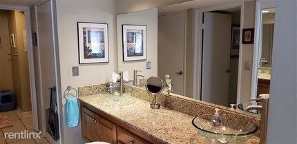 4900 Rosehedge Dr in La Mesa, CA - Building Photo - Building Photo