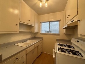 231 W Tujunga Ave-Unit -C in Burbank, CA - Building Photo - Building Photo