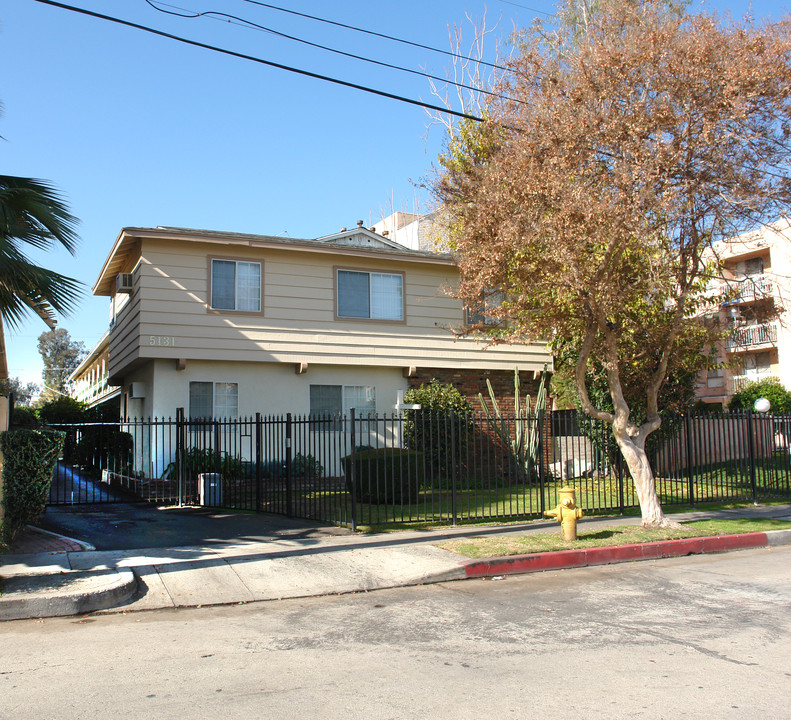 5131 Bakman Ave in North Hollywood, CA - Foto de edificio