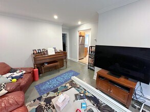 164 Charles St, Unit 2 in Cambridge, MA - Foto de edificio - Building Photo