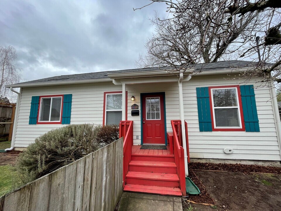 4527 SE 49th Ave in Portland, OR - Building Photo