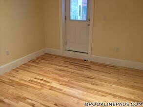 1203 Beacon St in Brookline, MA - Foto de edificio - Building Photo