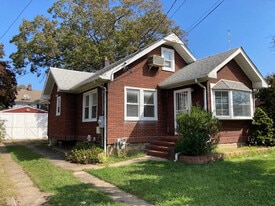 67 E Hawthorne Ave in Valley Stream, NY - Building Photo