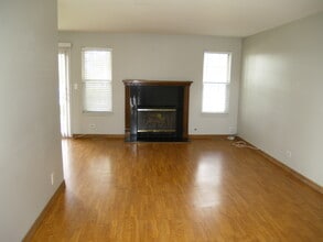 290 Green Knoll Ln in Streamwood, IL - Building Photo - Building Photo