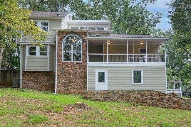 property at 639 Lakeshore Dr NW