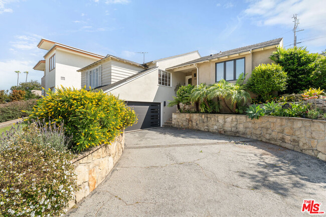 9312 Bolton Rd in Los Angeles, CA - Building Photo - Building Photo