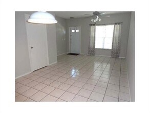 51 Whitehead Cir in Weston, FL - Foto de edificio - Building Photo
