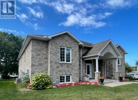 98 Queen St in Smiths Falls, ON - Building Photo