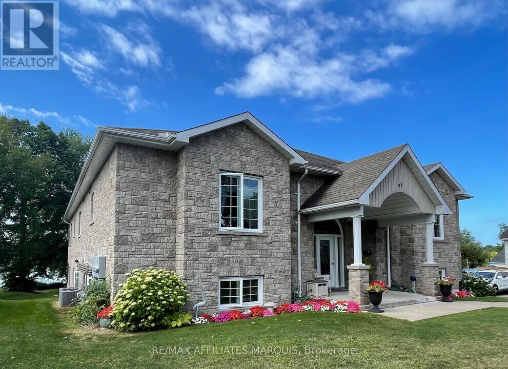 98 Queen St in Smiths Falls, ON - Building Photo