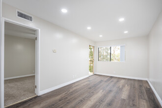 Huntington Terrace North Senior in Huntington Beach, CA - Building Photo - Interior Photo