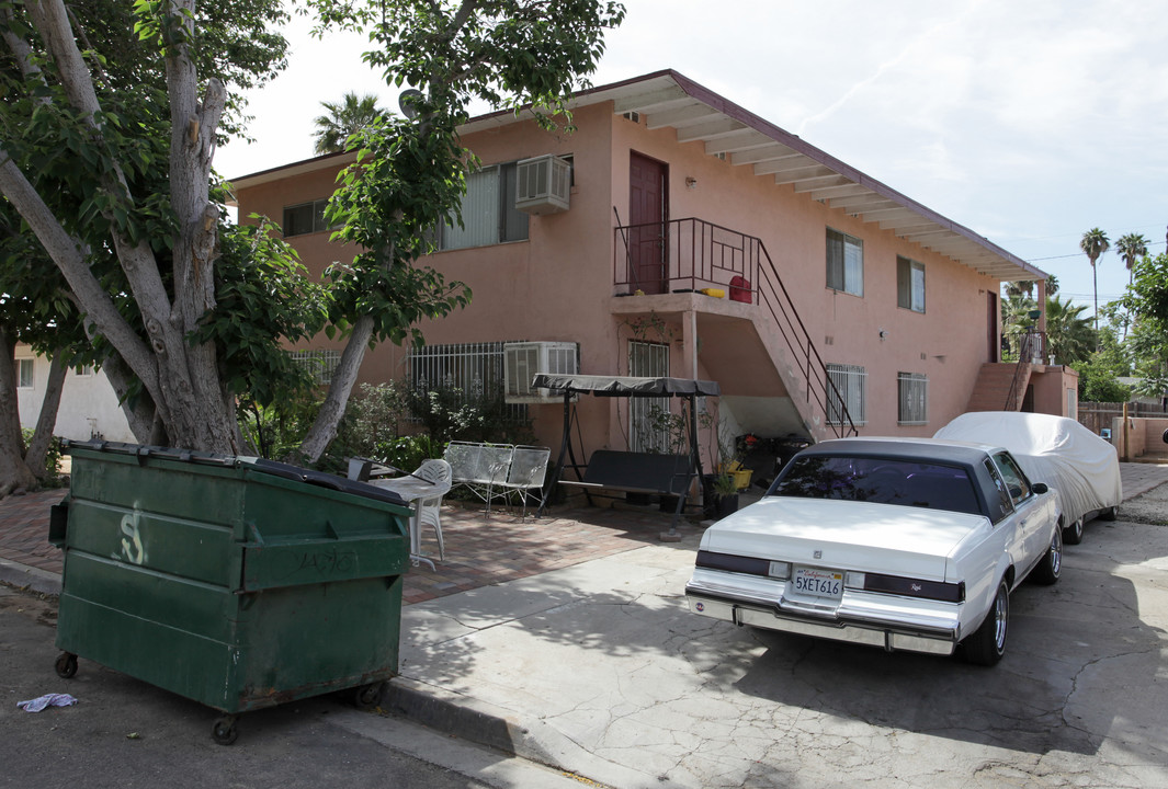 1186 Fountain St in Riverside, CA - Foto de edificio